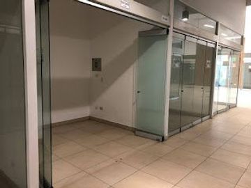VENDO STAND COMERCIAL EN LA VICTORIA COMERCIAL GAMA 2DO NIVEL