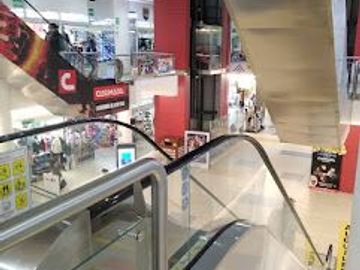 VENDO STAND COMERCIAL EN LA VICTORIA COMERCIAL GAMA 2DO NIVEL