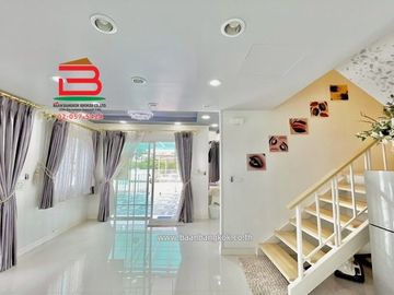 บ้านแฝด หมู่บ้าน อารียา เดอะวิลเลจ ลําลูกกา-คลอง 5 เนื้อที่ 44.8 ตรว. ใกล้รร.วัดปัญจทายิกาวาส ถนนลำลูกกา ตำบลลาดสวาย อำเภอลำลูกกา จังหวัดปทุมธานี