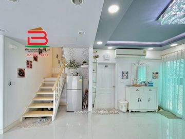 บ้านแฝด หมู่บ้าน อารียา เดอะวิลเลจ ลําลูกกา-คลอง 5 เนื้อที่ 44.8 ตรว. ใกล้รร.วัดปัญจทายิกาวาส ถนนลำลูกกา ตำบลลาดสวาย อำเภอลำลูกกา จังหวัดปทุมธานี
