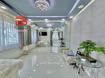 บ้านแฝด หมู่บ้าน อารียา เดอะวิลเลจ ลําลูกกา-คลอง 5 เนื้อที่ 44.8 ตรว. ใกล้รร.วัดปัญจทายิกาวาส ถนนลำลูกกา ตำบลลาดสวาย อำเภอลำลูกกา จังหวัดปทุมธานี