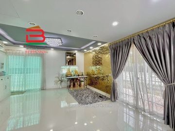 บ้านแฝด หมู่บ้าน อารียา เดอะวิลเลจ ลําลูกกา-คลอง 5 เนื้อที่ 44.8 ตรว. ใกล้รร.วัดปัญจทายิกาวาส ถนนลำลูกกา ตำบลลาดสวาย อำเภอลำลูกกา จังหวัดปทุมธานี