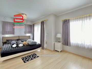 บ้านแฝด หมู่บ้าน อารียา เดอะวิลเลจ ลําลูกกา-คลอง 5 เนื้อที่ 44.8 ตรว. ใกล้รร.วัดปัญจทายิกาวาส ถนนลำลูกกา ตำบลลาดสวาย อำเภอลำลูกกา จังหวัดปทุมธานี