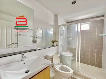 บ้านแฝด หมู่บ้าน อารียา เดอะวิลเลจ ลําลูกกา-คลอง 5 เนื้อที่ 44.8 ตรว. ใกล้รร.วัดปัญจทายิกาวาส ถนนลำลูกกา ตำบลลาดสวาย อำเภอลำลูกกา จังหวัดปทุมธานี