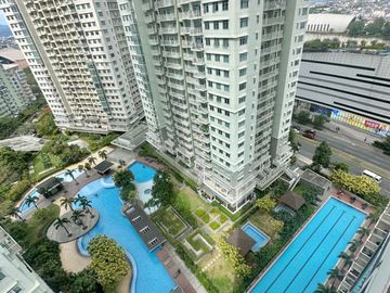 🔥  HOT DEAL ALERT! 🔥  Interior-Decorated 3-Bedroom Corner Unit now available at 📍 Two Serendra, Taguig City! 🏙️