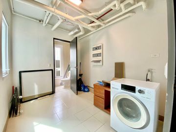 🔥  HOT DEAL ALERT! 🔥  Interior-Decorated 3-Bedroom Corner Unit now available at 📍 Two Serendra, Taguig City! 🏙️