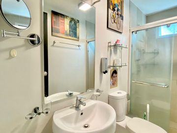 🔥  HOT DEAL ALERT! 🔥  Interior-Decorated 3-Bedroom Corner Unit now available at 📍 Two Serendra, Taguig City! 🏙️