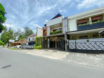 Rumah Keluarga Luas & Elegan, 5 KT & 4 KM, Lokasi Premium!