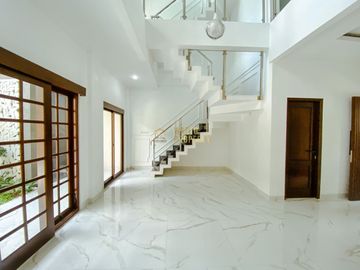 Rumah Keluarga Luas & Elegan, 5 KT & 4 KM, Lokasi Premium!