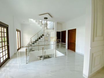 Rumah Keluarga Luas & Elegan, 5 KT & 4 KM, Lokasi Premium!