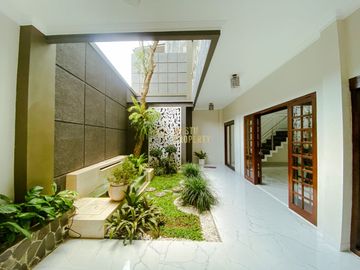Rumah Keluarga Luas & Elegan, 5 KT & 4 KM, Lokasi Premium!