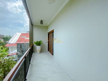 Rumah Keluarga Luas & Elegan, 5 KT & 4 KM, Lokasi Premium!