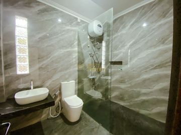 Rumah Keluarga Luas & Elegan, 5 KT & 4 KM, Lokasi Premium!