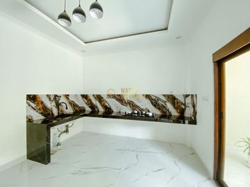 Rumah Keluarga Luas & Elegan, 5 KT & 4 KM, Lokasi Premium!