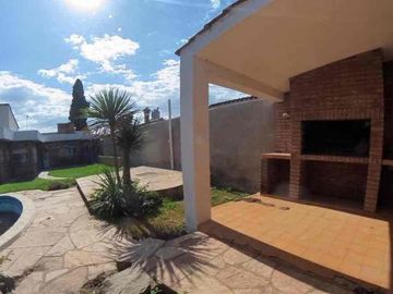 CASA en VENTA sobre Av. Recta Martinolli