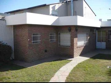 CASA en VENTA sobre Av. Recta Martinolli