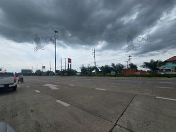 Vacant land for sale, located on a main road near a transportation hub. Ideal for a rest stop, electric vehicle charging station, cafe, or market. Enj