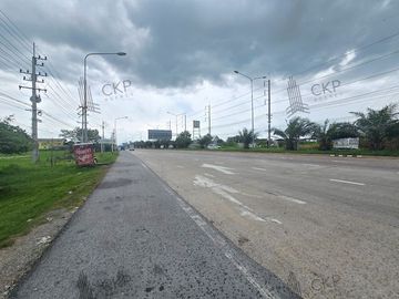 Vacant land for sale, located on a main road near a transportation hub. Ideal for a rest stop, electric vehicle charging station, cafe, or market. Enj