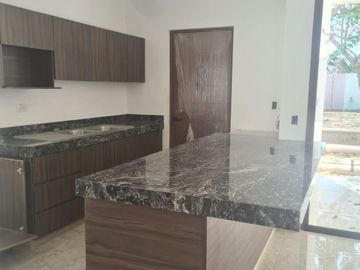 CASA RESIDENCIAL EN PRIVADA ZENDERA CONKAL