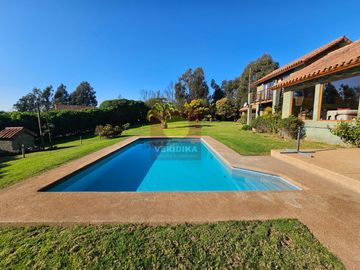 Vendo casa de 380m2 en terreno de 5600m2 a 5min Concón.