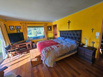 Vendo parcela de 5600 m2 con casa de 380m2 en condominio a 5 