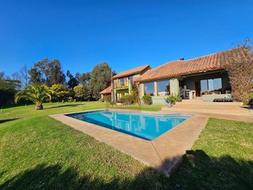 Vendo parcela de 5600 m2 con casa de 380m2 en condominio a 5 