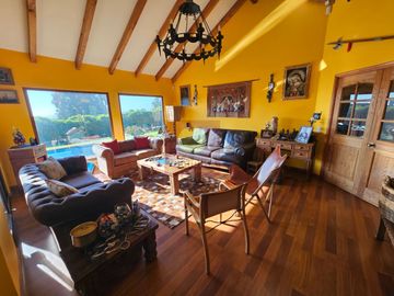 Vendo parcela de 5600 m2 con casa de 380m2 en condominio a 5 