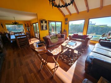Vendo parcela de 5600 m2 con casa de 380m2 en condominio a 5 