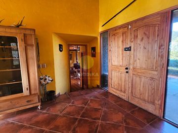 Vendo parcela de 5600 m2 con casa de 380m2 en condominio a 5 