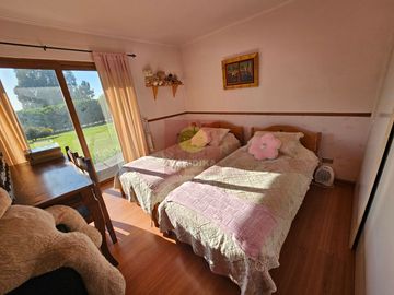 Vendo parcela de 5600 m2 con casa de 380m2 en condominio a 5 
