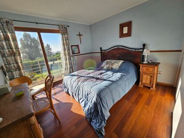 Vendo parcela de 5600 m2 con casa de 380m2 en condominio a 5 