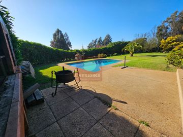 Vendo parcela de 5600 m2 con casa de 380m2 en condominio a 5 