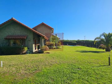 Vendo parcela de 5600 m2 con casa de 380m2 en condominio a 5 