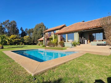 Vendo parcela de 5600 m2 con casa de 380m2 en condominio a 5 