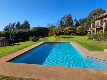 Vendo parcela de 5600 m2 con casa de 380m2 en condominio a 5 