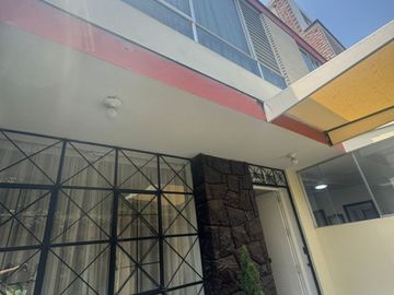Venta de Casa en Esquina Frente a Parque – Santa Catalina, La Victoria