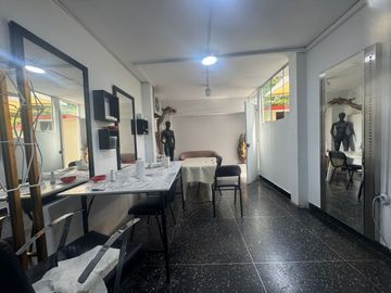 Venta de Casa en Esquina Frente a Parque – Santa Catalina, La Victoria