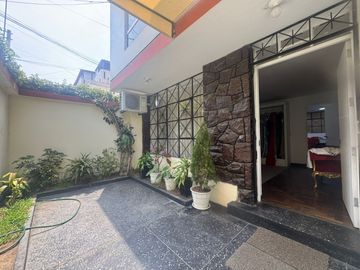 Venta de Casa en Esquina Frente a Parque – Santa Catalina, La Victoria