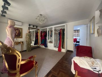 Venta de Casa en Esquina Frente a Parque – Santa Catalina, La Victoria