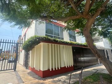 Venta de Casa en Esquina Frente a Parque – Santa Catalina, La Victoria