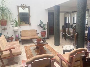 Casa en venta en el centro histórico de Cuenca, NO Inventariada, con 500m2 de Terreno.