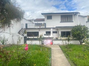 Casa en venta en el centro histórico de Cuenca, NO Inventariada, con 500m2 de Terreno.