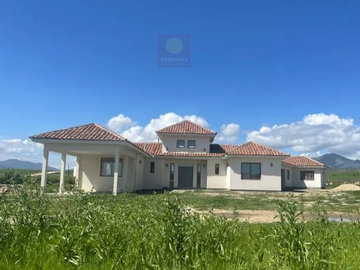Vendo Casa De 281 M2 En Terreno De 5000 En Condominio.
