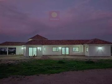 Vendo Casa De 281 M2 En Terreno De 5000 En Condominio.