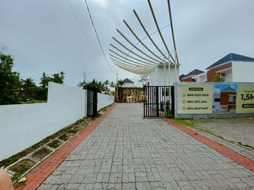 RUMAH 2 LANTAI DESAIN MODERN DI SAMPING JL.RAYA TAJEM