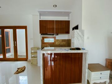 RUMAH 2 LANTAI DESAIN MODERN DI SAMPING JL.RAYA TAJEM