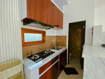 RUMAH 2 LANTAI DESAIN MODERN DI SAMPING JL.RAYA TAJEM