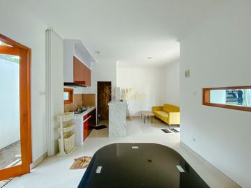 RUMAH 2 LANTAI DESAIN MODERN DI SAMPING JL.RAYA TAJEM