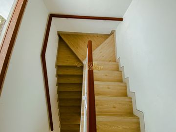 RUMAH 2 LANTAI DESAIN MODERN DI SAMPING JL.RAYA TAJEM