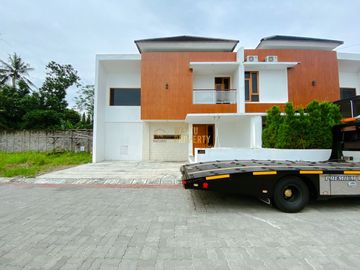 RUMAH 2 LANTAI DESAIN MODERN DI SAMPING JL.RAYA TAJEM